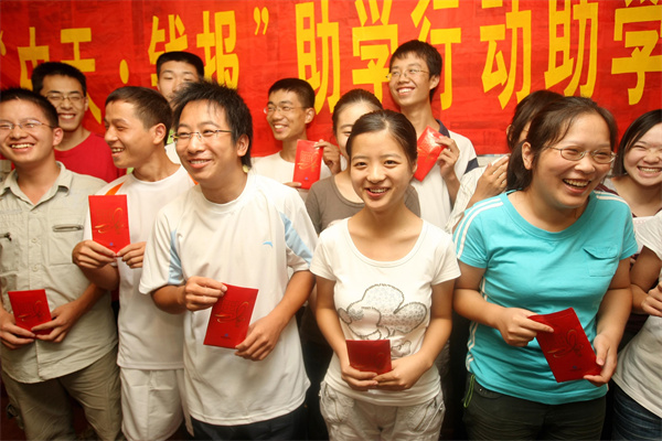 十余年，“中天·钱报”助学持续关爱寒门学子_副本.jpg